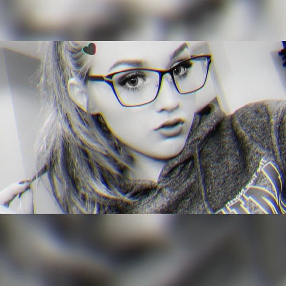 Meet your Posher, Isabelle - Picture 1 of 1